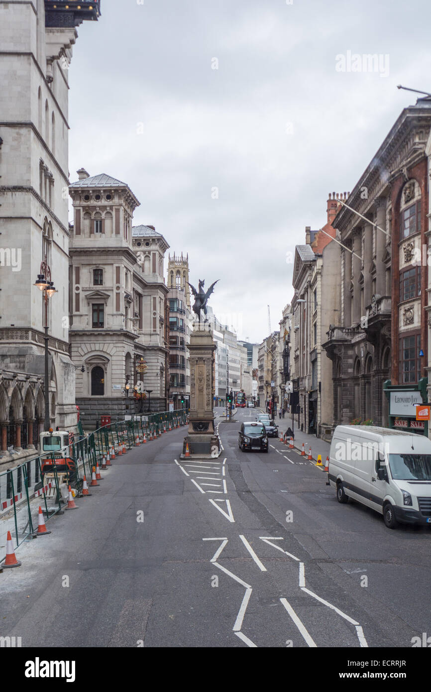 Estatua de un dragón heráldico de la ciudad de Londres en frente de los tribunales de justicia real Foto de stock