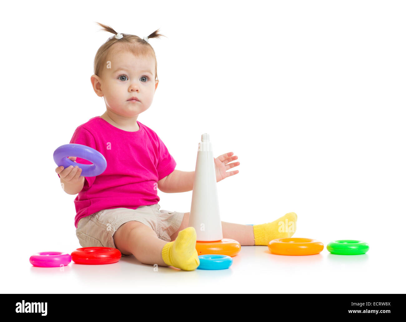 Bebé jugando con coloridos pirámide aislado en blanco Foto de stock