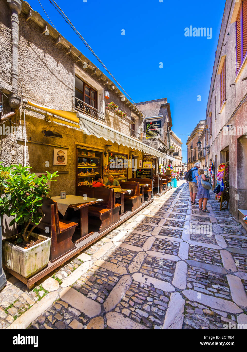 Italia Sicilia Erice vistas al callejón con pavimento y restaurante y  tienda de regalos Fotografía de stock - Alamy