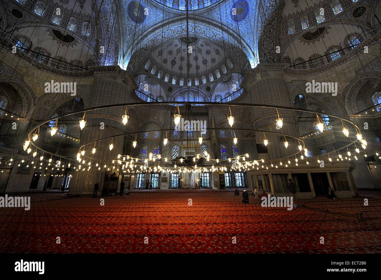 La sala de oración con alfombra roja, la Mezquita del Sultan Ahmed, Sultanahmet, Estambul, Turquía Foto de stock