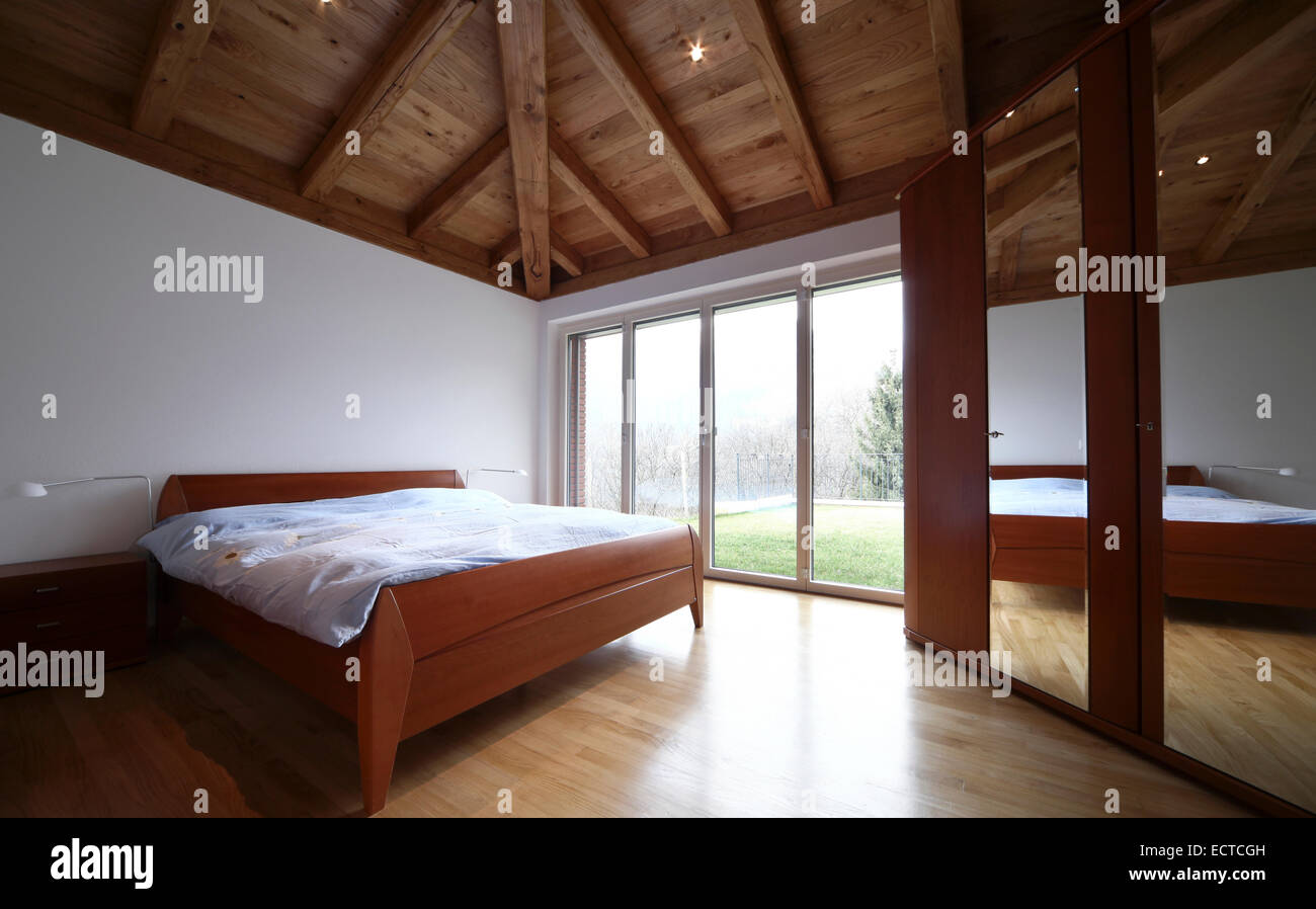 Dormitorio de madera techo de madera interior vacío nadie Foto de stock