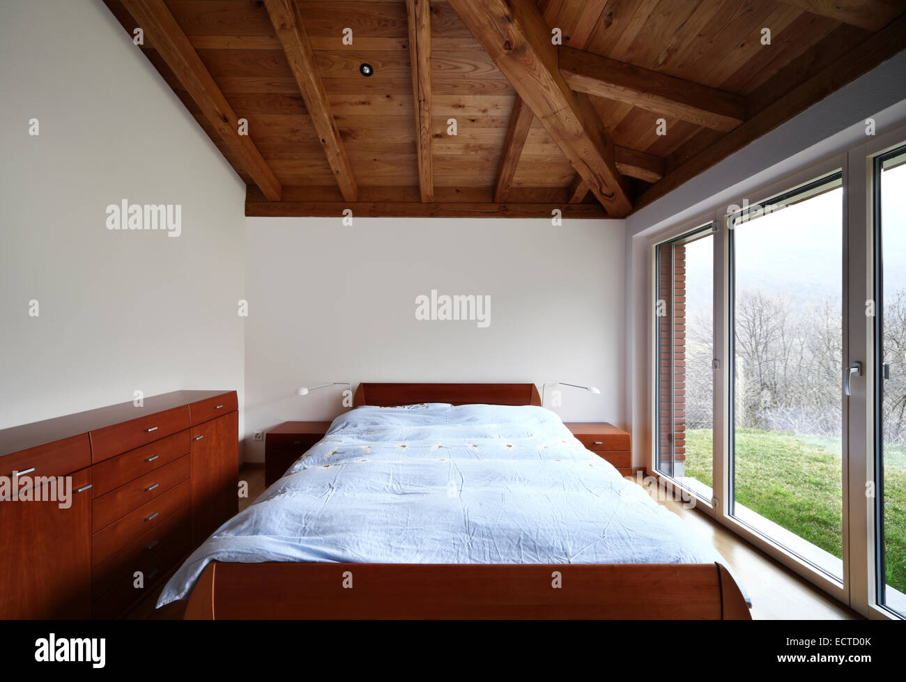 Dormitorio de madera techo de madera interior vacío nadie Foto de stock