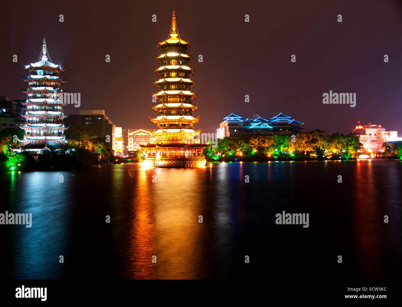 Guilin: Doble Pagoda torres en el lago. Foto de stock