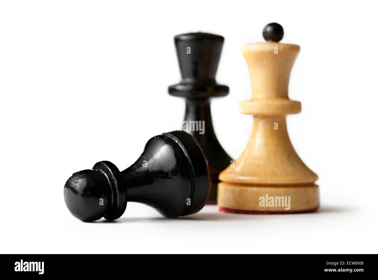 Blanco y negro las figuras de ajedrez Foto de stock