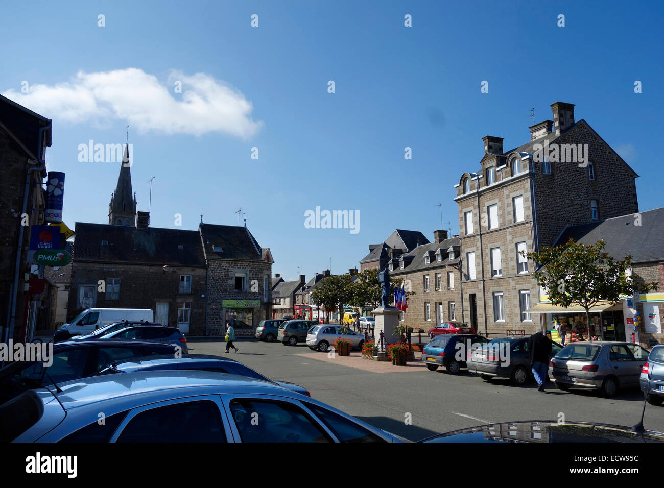 Ceaucé - una pequeña ciudad en Mayenne, Francia con fuera de la ciudad, supermercados y un centro floreciente Foto de stock