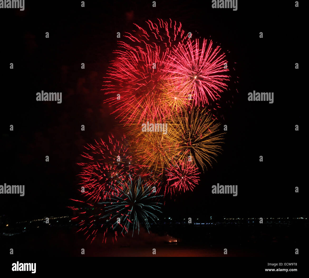 Close-up de un castillo de fuegos artificiales multicolores que simboliza el Año Nuevo, fiesta y pirotecnia Foto de stock
