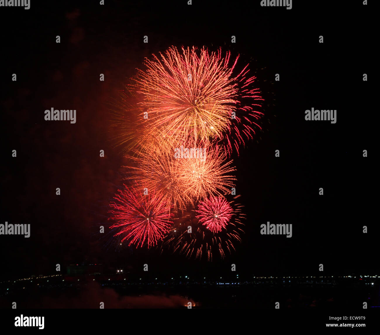 Close-up de un castillo de fuegos artificiales de color rojo que simboliza el Año Nuevo, fiesta y pirotecnia Foto de stock