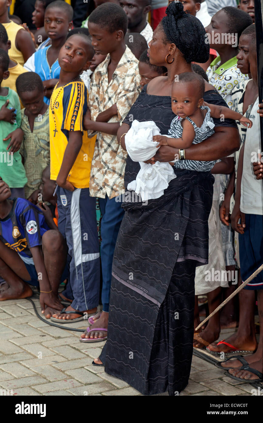 Dolientes en el funeral del líder local, Cape Coast, Ghana, África Foto de stock