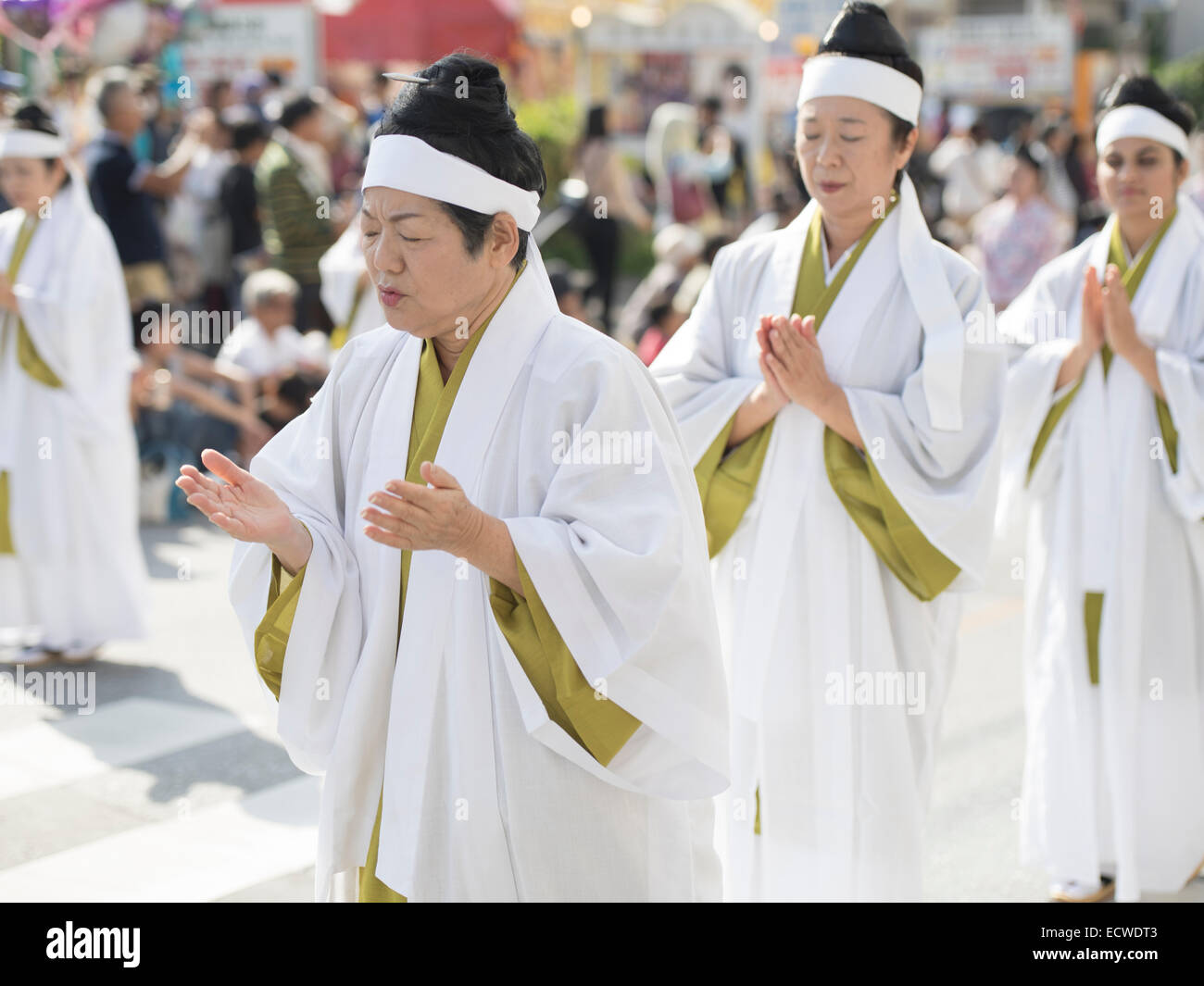 Yuta sacerdotisas en el Castillo de Shuri festival celebrado en la ciudad de Naha, Okinawa. Foto de stock