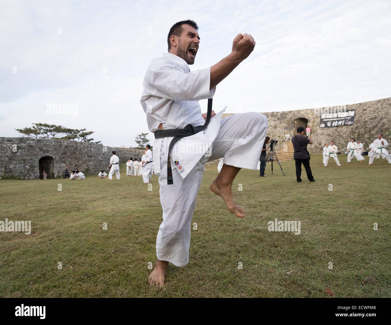 100 Karate Kata por Día en 2014 Patrimonio de la Humanidad Castillo Zakimi, Okinawa, Japón Foto de stock