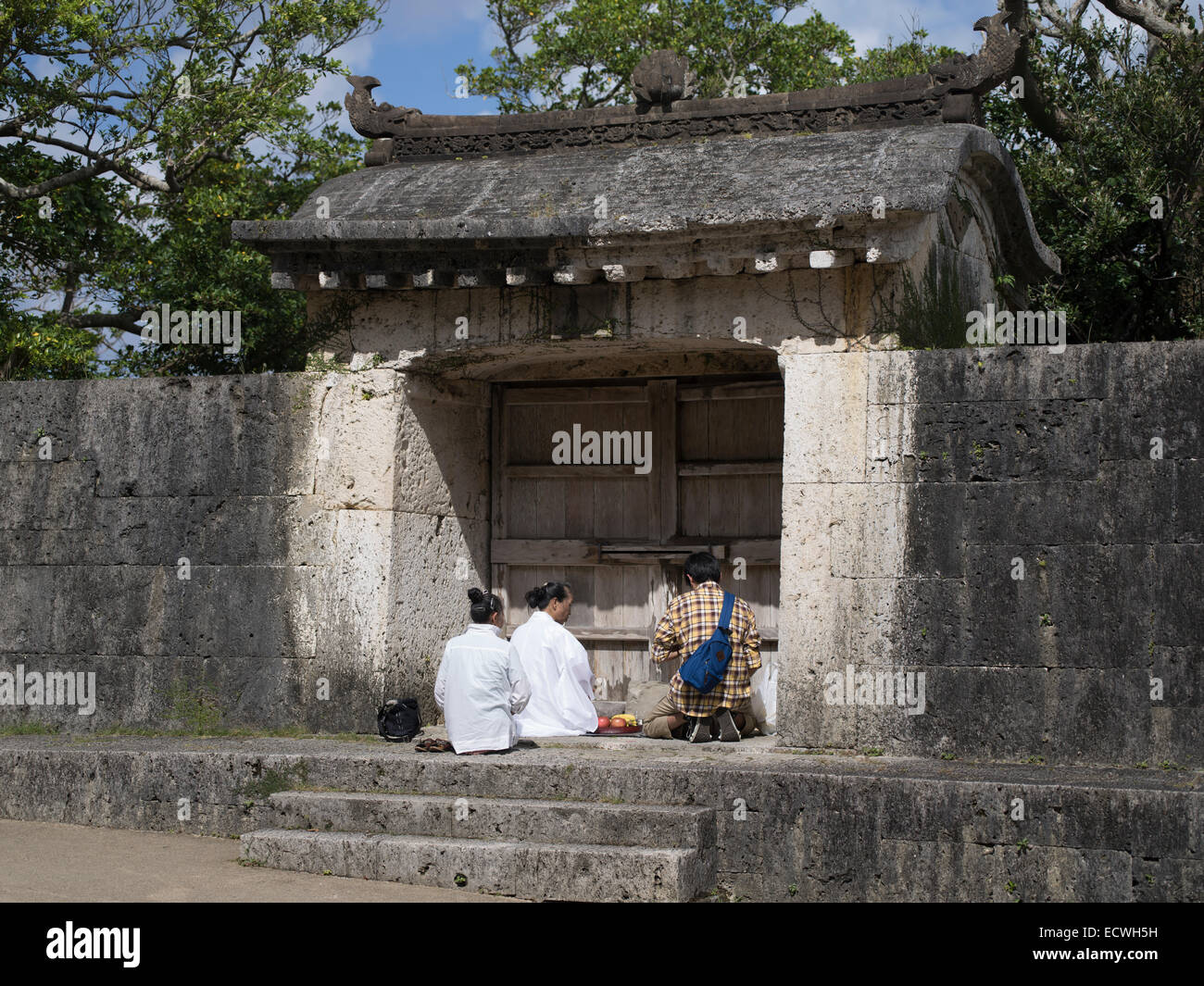 Puerta de piedra-Sonohyan utaki justo fuera de los muros del castillo Shuri, la ciudad de Naha, Okinawa. Un sitio de patrimonio mundial de la UNESCO y un santuario. Foto de stock