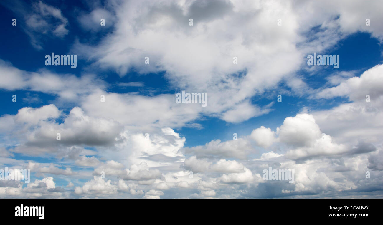 Verano de cielo azul con nubes de fondo Foto de stock
