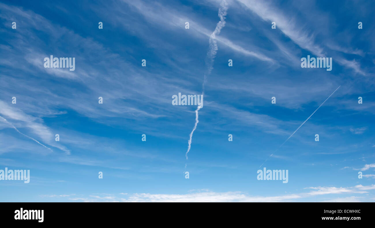 Summer blue sky avión líneas fondo con tres trazas de aviones que vuelan Foto de stock