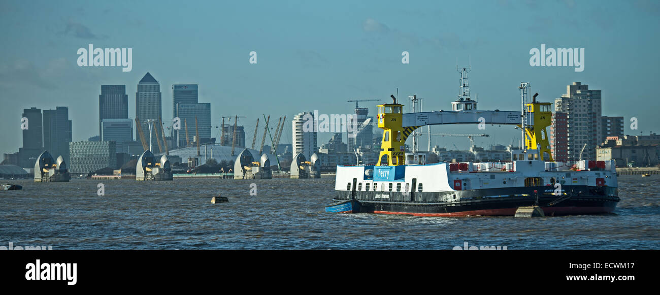 Woolwich Ferry y Canary Wharf Foto de stock