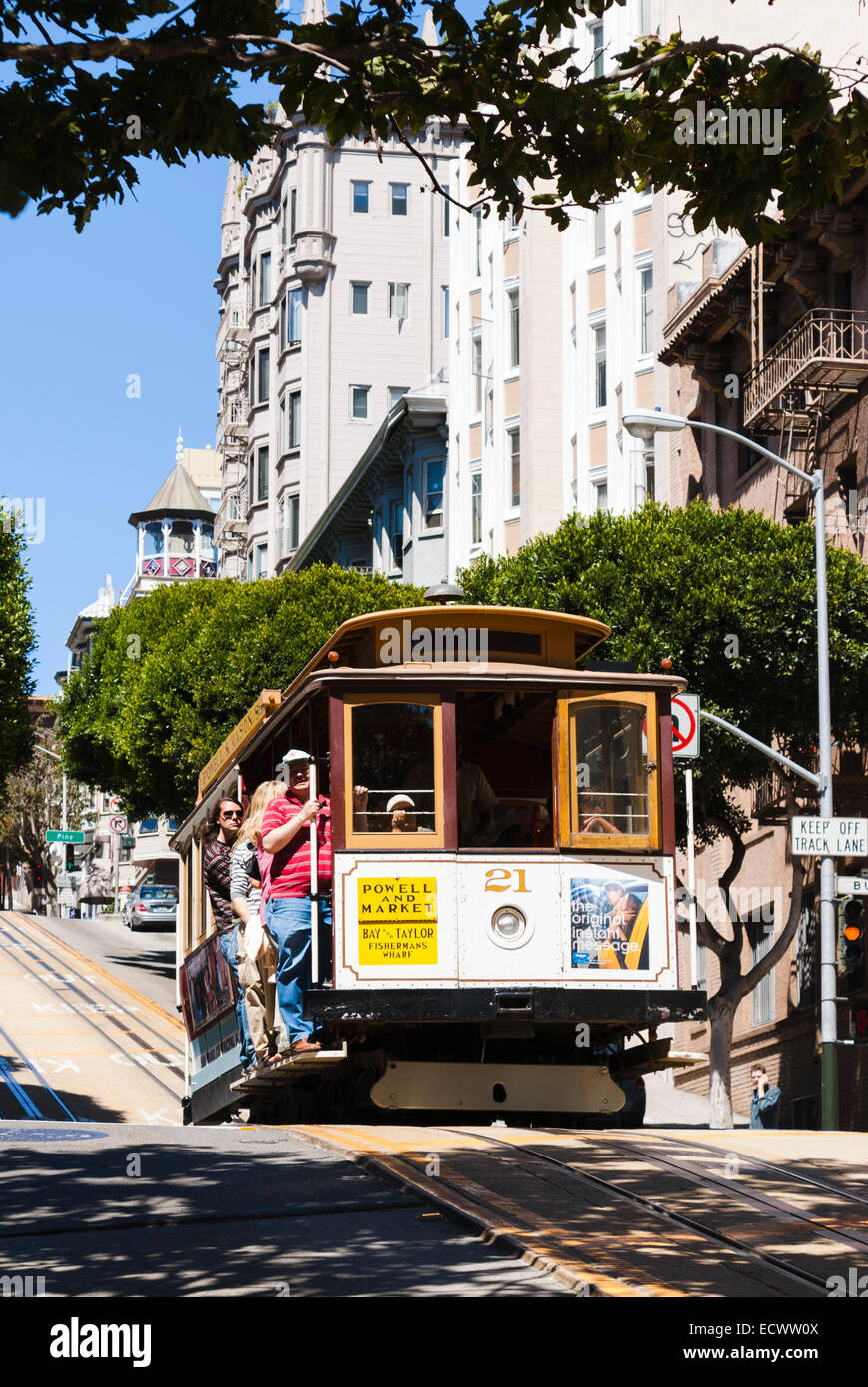 Los turistas montando el famoso teleférico en Powell st, san Francisco, California, EE.UU. Foto de stock