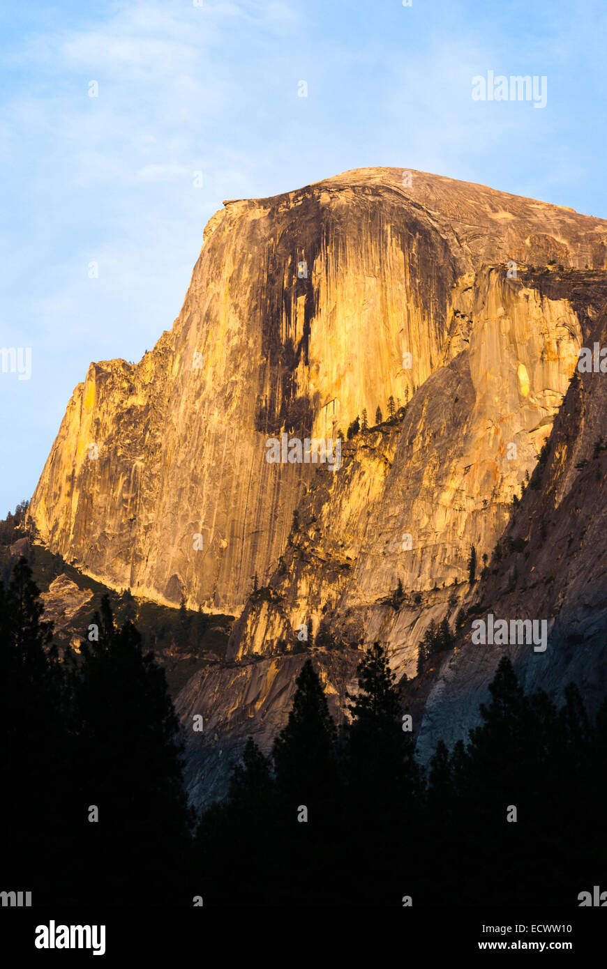 Half Dome, bellamente iluminado al atardecer. Parque Nacional Yosemite, California, USA. Foto de stock