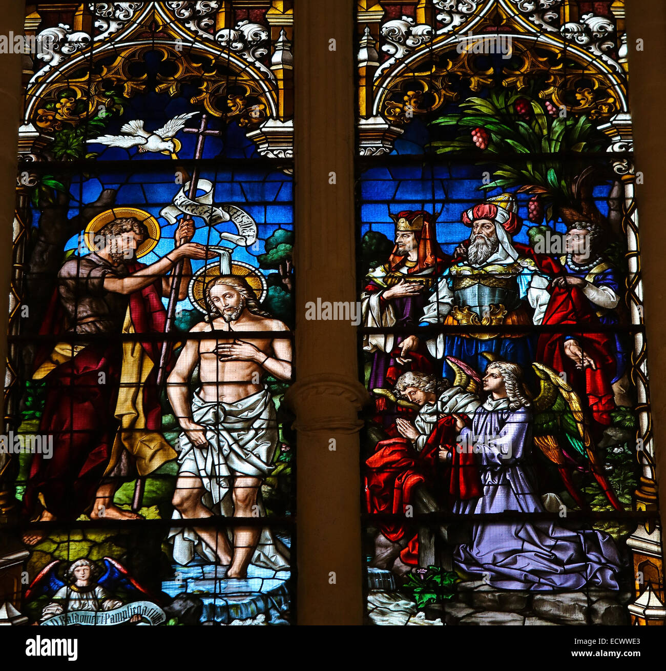 Vidriera representando el Bautismo de Jesús por San Juan en la catedral de Burgos. Foto de stock