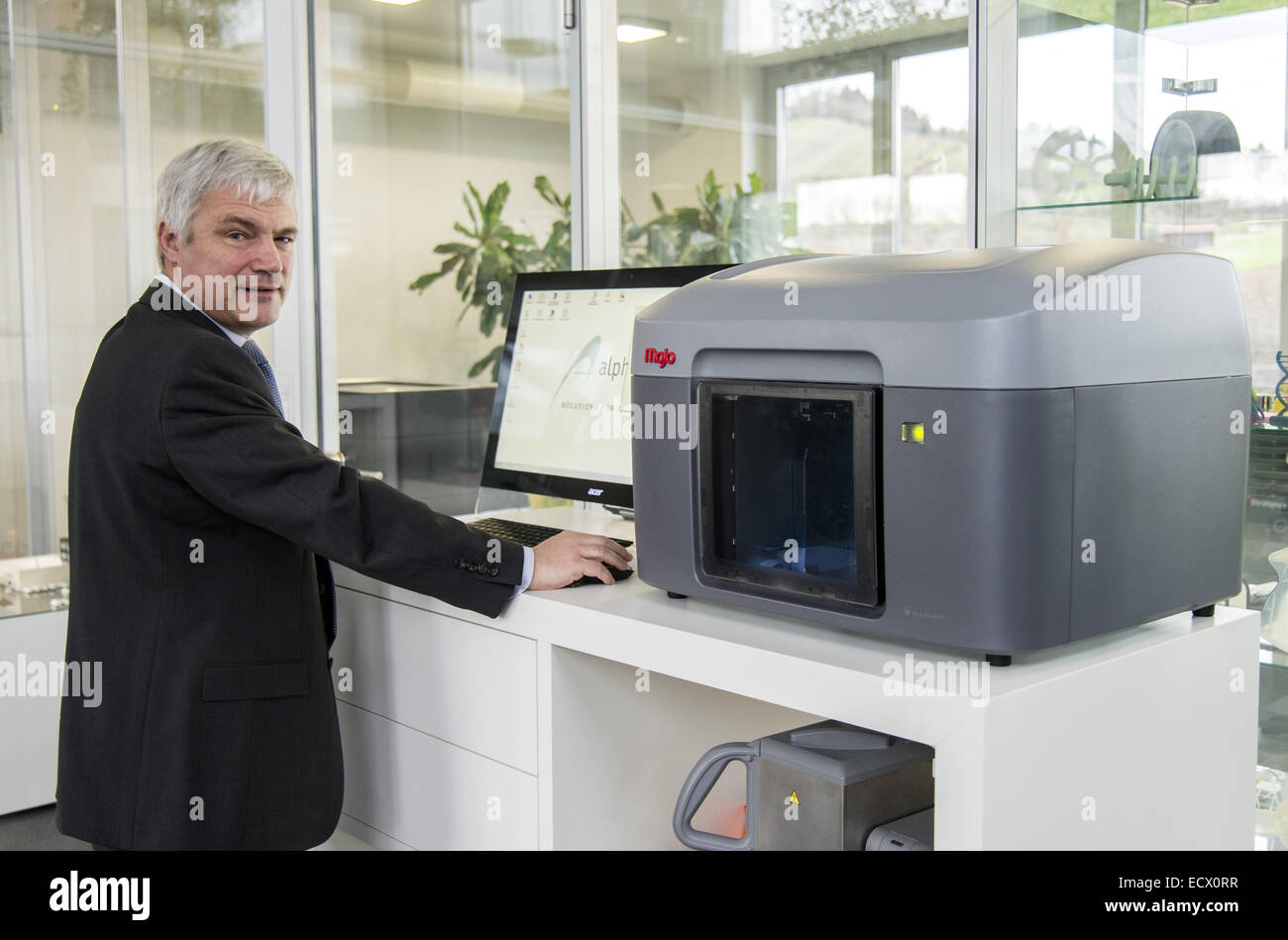 Schorndorf, Alemania. 12 Dec, 2014. Michael Junghanss, gerente de Alphacam  GmbH, está delante de una impresora 3D en Schorndorf, Alemania, el 12 de  diciembre de 2014. Alphacam vende impresoras 3D profesionales y