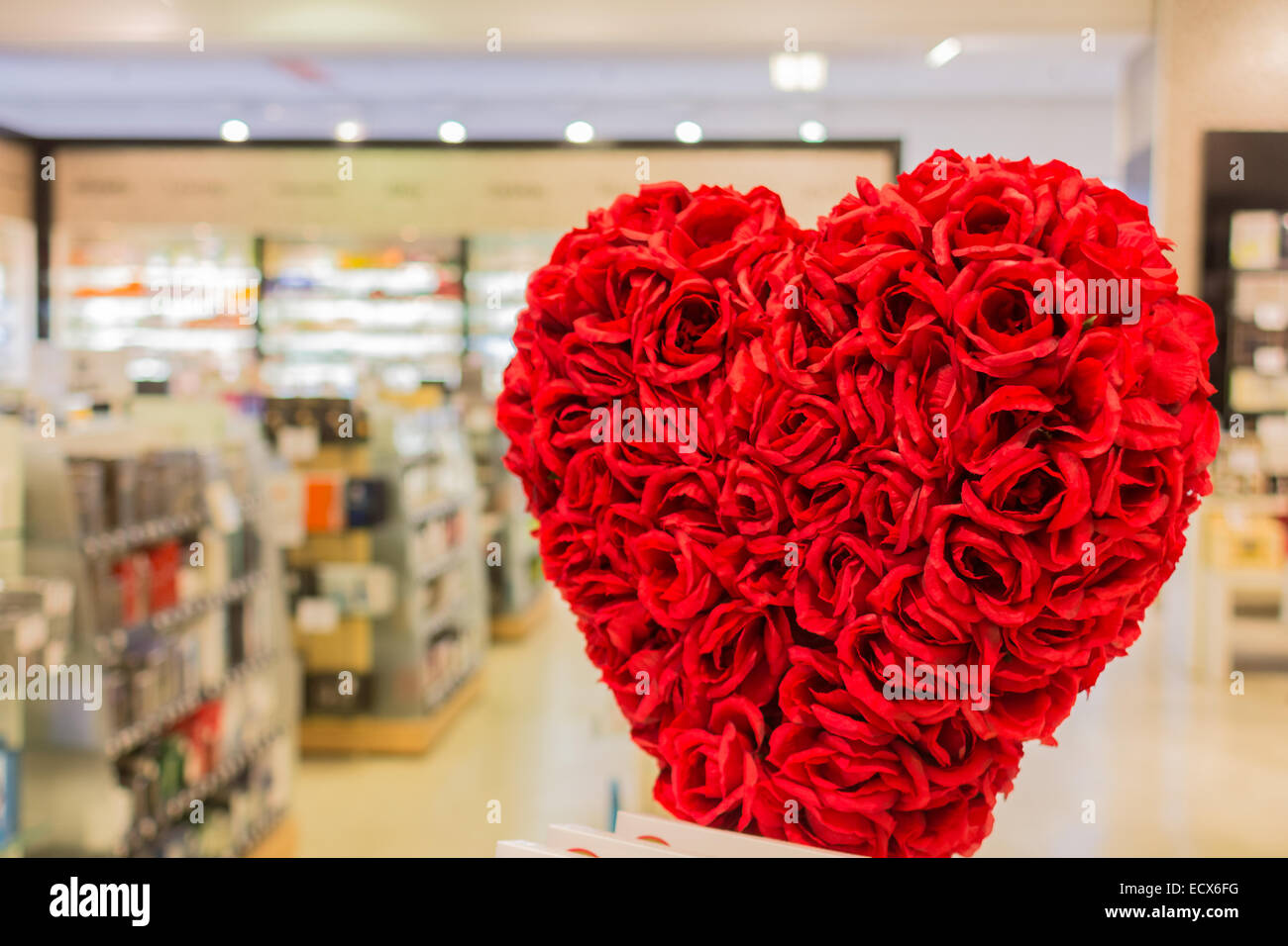 Un ramo de flores en forma de corazón en frente de una tienda Foto de stock