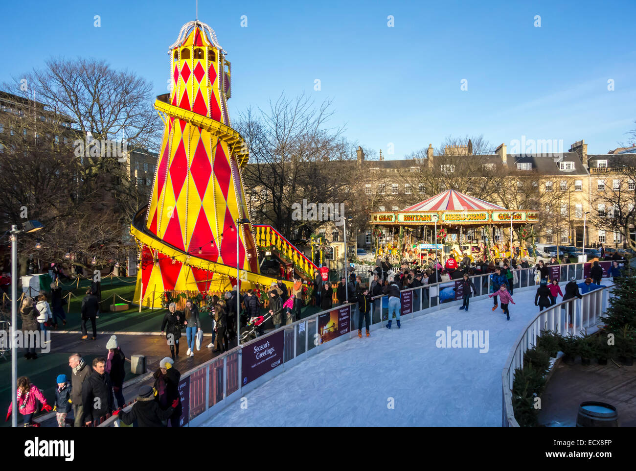 Edimburgo 2014 Mercado navideño en la Plaza de San Andrés en escocia edimburgo con pista de patinaje sobre hielo y Helter Skelter Foto de stock