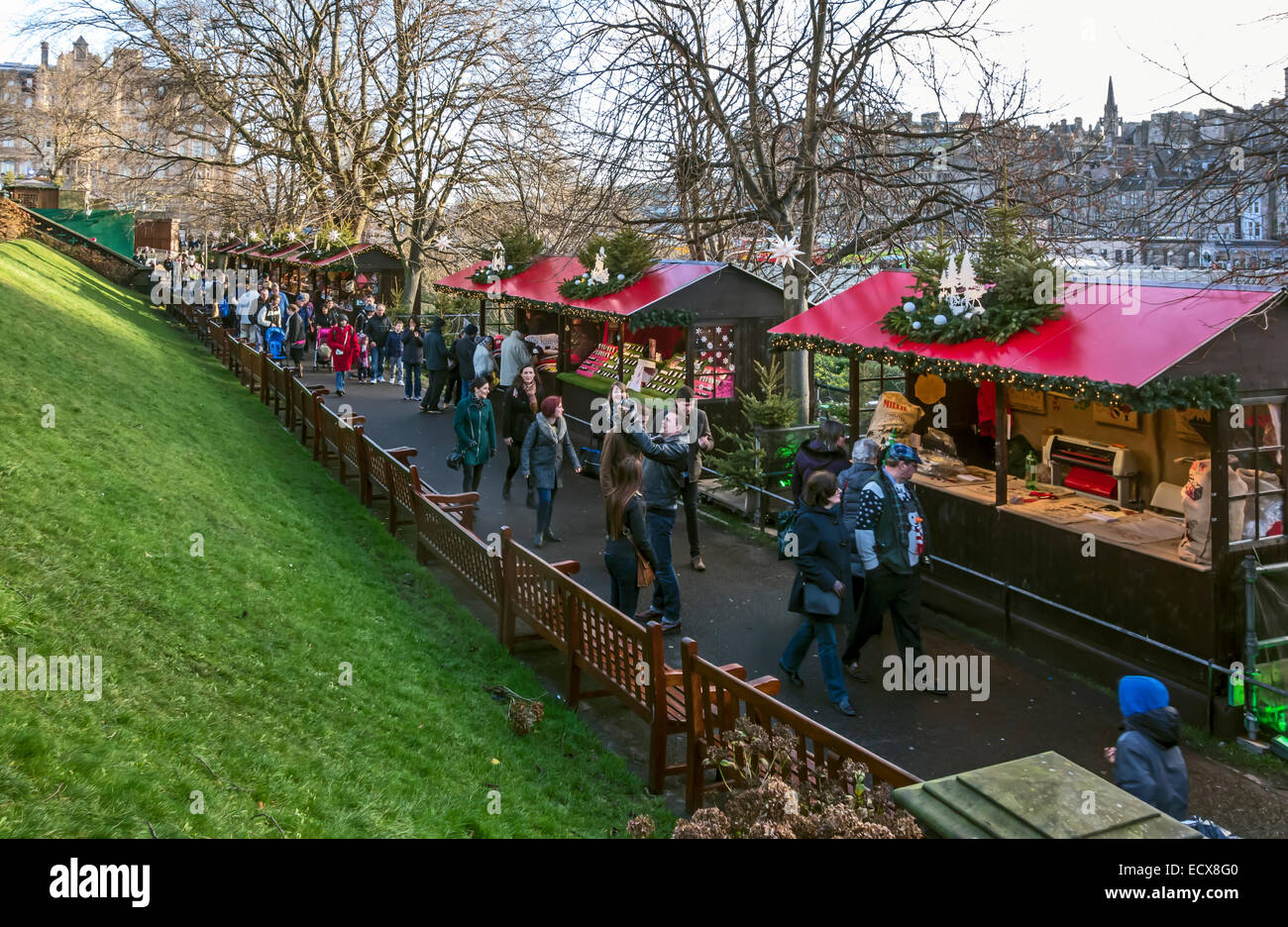 Edimburgo 2014 Mercado de Navidad en los jardines de Princes Street Edinburgh Escocia Foto de stock
