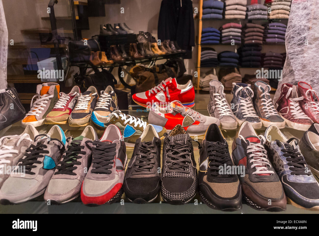 Paris, Francia, Tienda de zapatos para hombre, Zapatillas de diseño de moda, Zapatos para compras, Pantallas de la ventana de la tienda Fotografía de Alamy