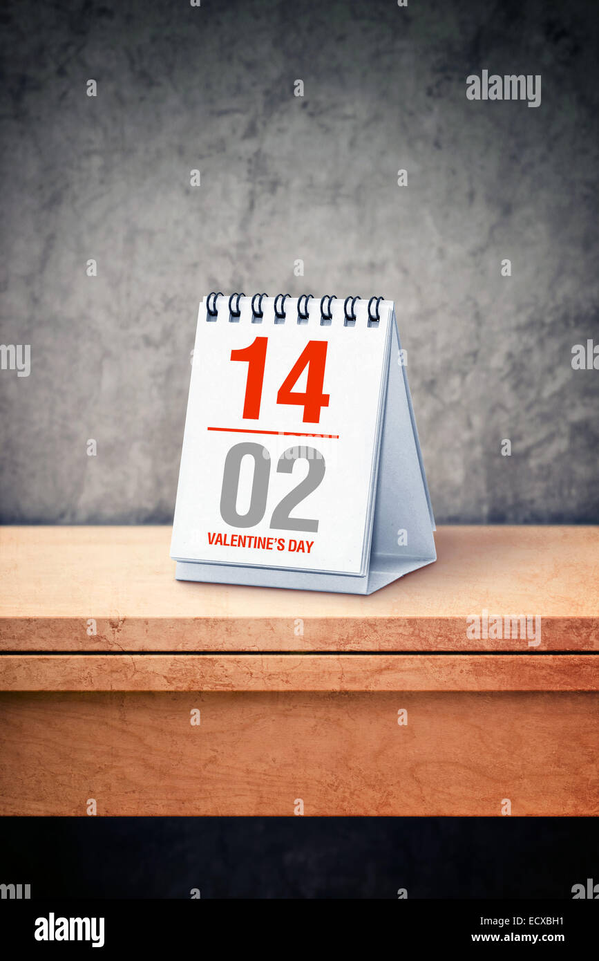 El día de San Valentín fecha concepto - Febrero 14 El calendario de sobremesa en la oficina tableas un recordatorio de las próximas vacaciones. Foto de stock