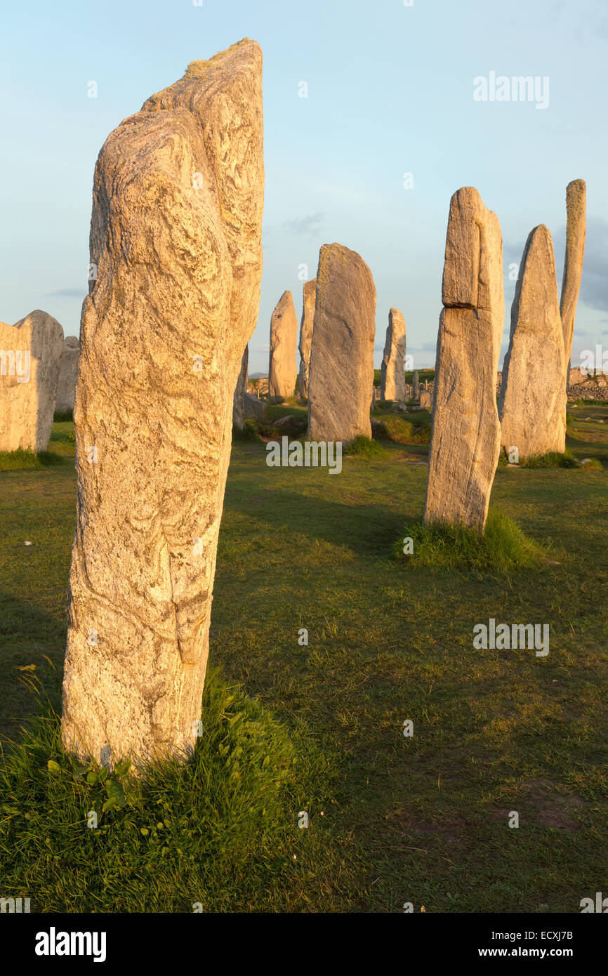 Círculo de piedra megalítica de 3000 a.c. en la isla de Lewis y Harris, Hébridas Exteriores, Escocia en luz del atardecer Foto de stock