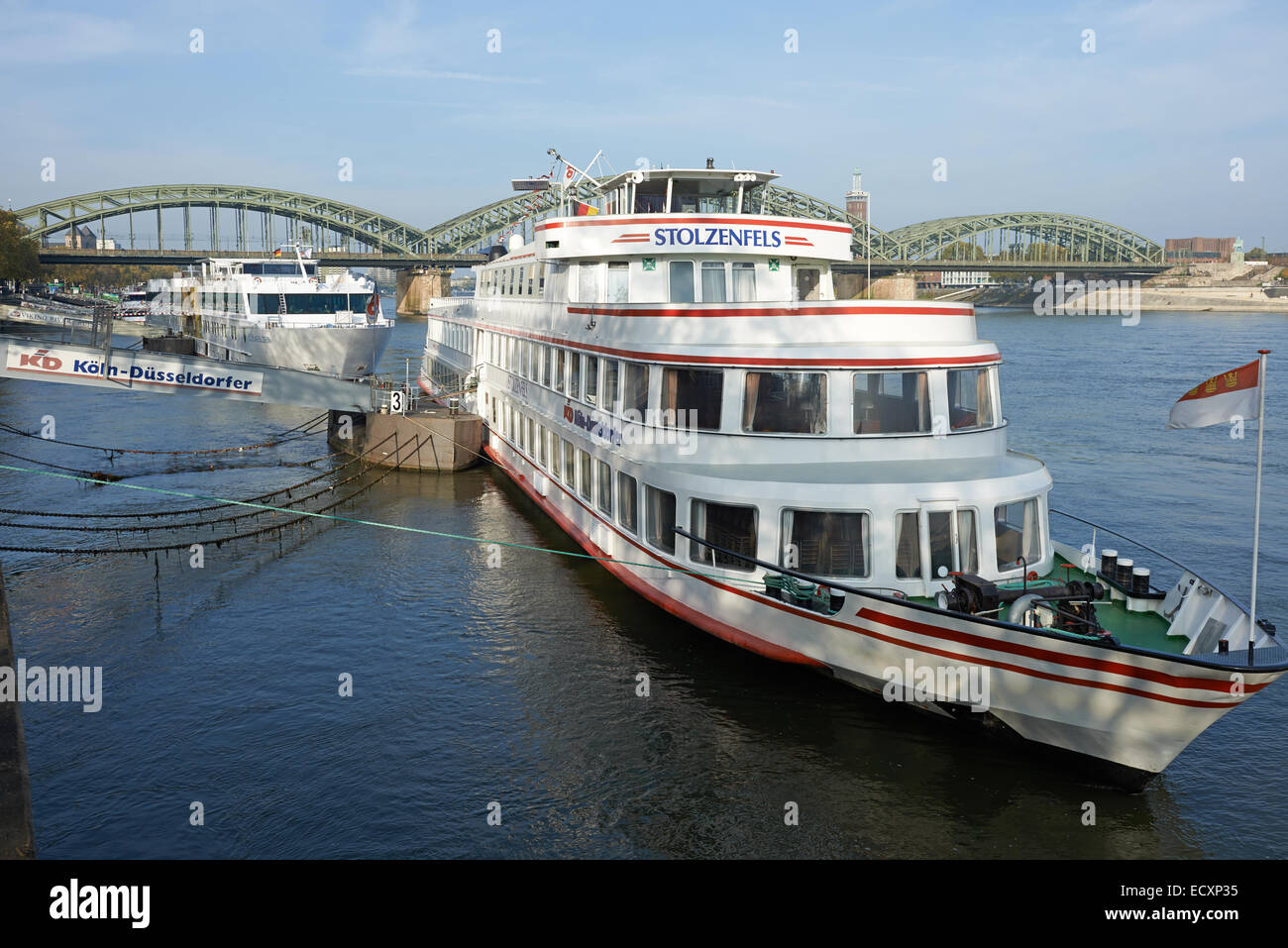 KD Koln-Dusseldorfer cruceros de pasajeros del río Rin, en Colonia, Alemania. Foto de stock
