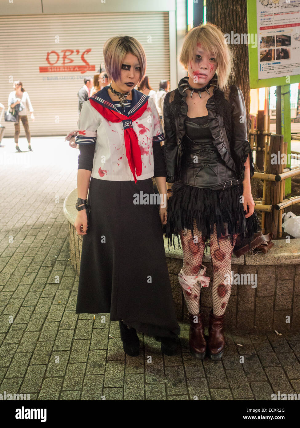 Dos chicas en disfraces de Halloween en Shibuya Fotografía de stock - Alamy