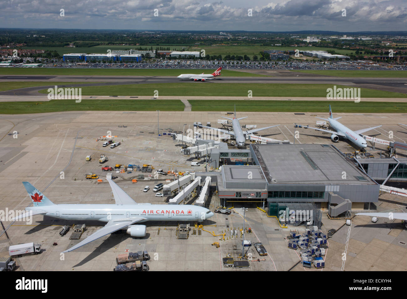 Vista aérea (mirando hacia el norte desde la torre de control del aeropuerto) mostrando la extensión de tierra con aviones de pasajeros del aeropuerto de Heathrow en Londres. Foto de stock