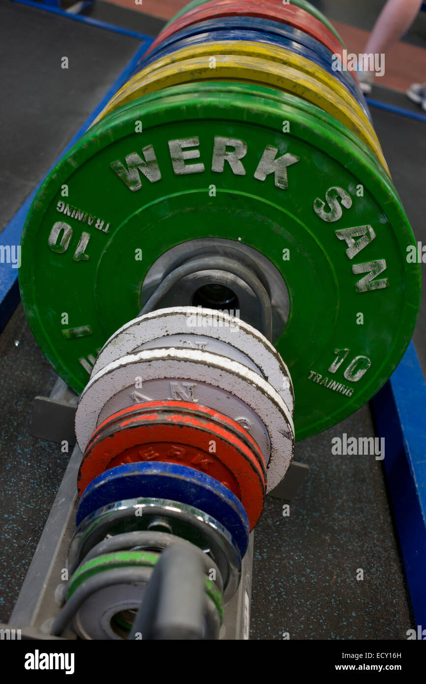 Barbell pesas en el Instituto de Deportes de la Universidad de Ulster, Irlanda del Norte. Foto de stock