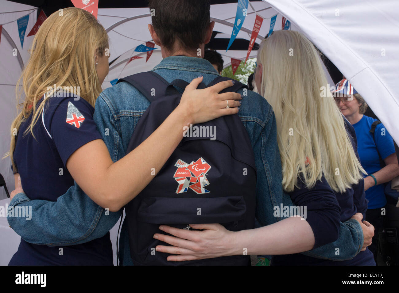 Esquí parcialmente vidente Kelly Gallagher y guía de videntes Charlotte Evans en Stratford deportista paralímpico evento. Foto de stock