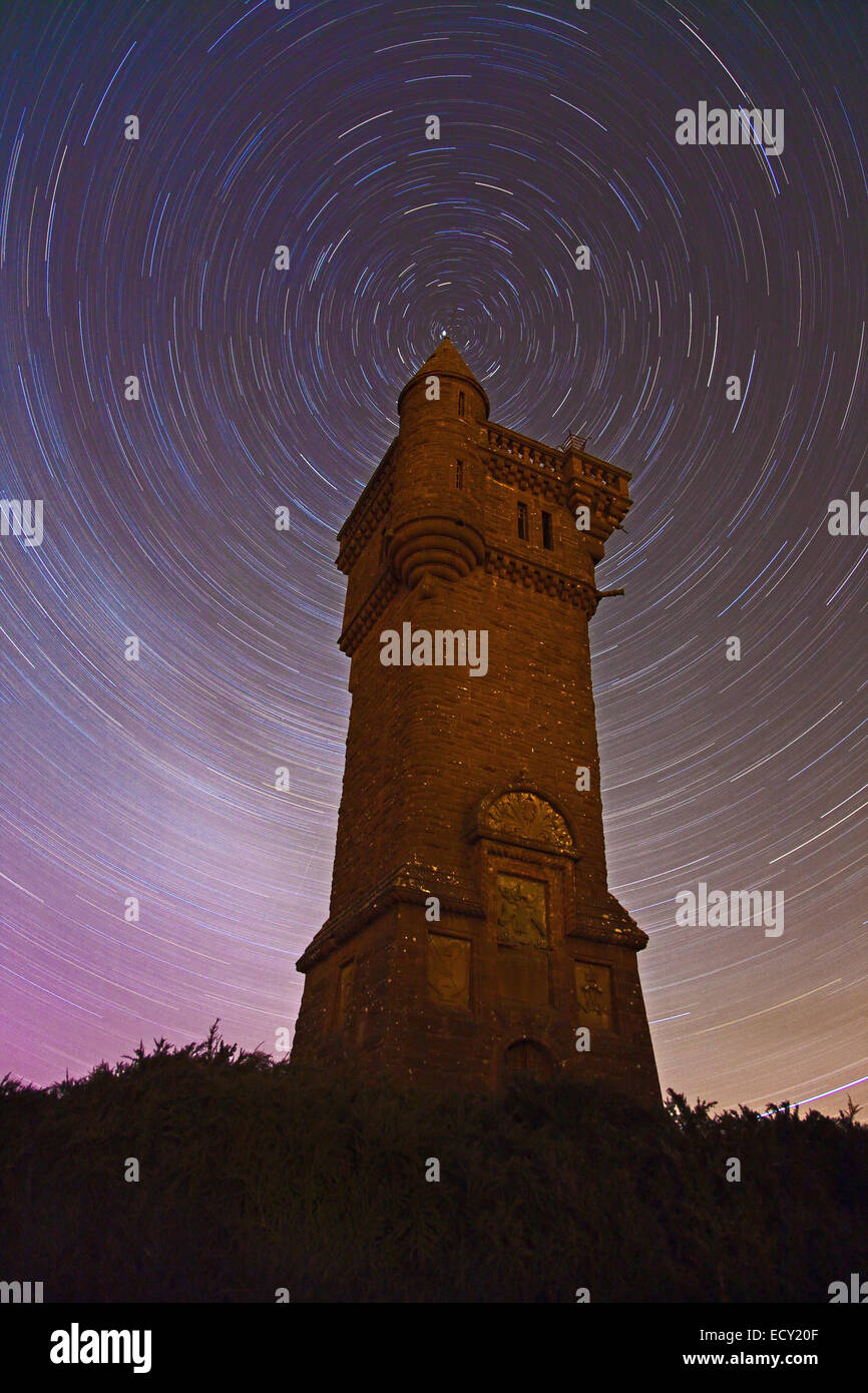 Circular Estelas de estrellas en el cielo de la noche detrás del monumento en Airlie Tulloch Hill, Angus, Escocia Foto de stock