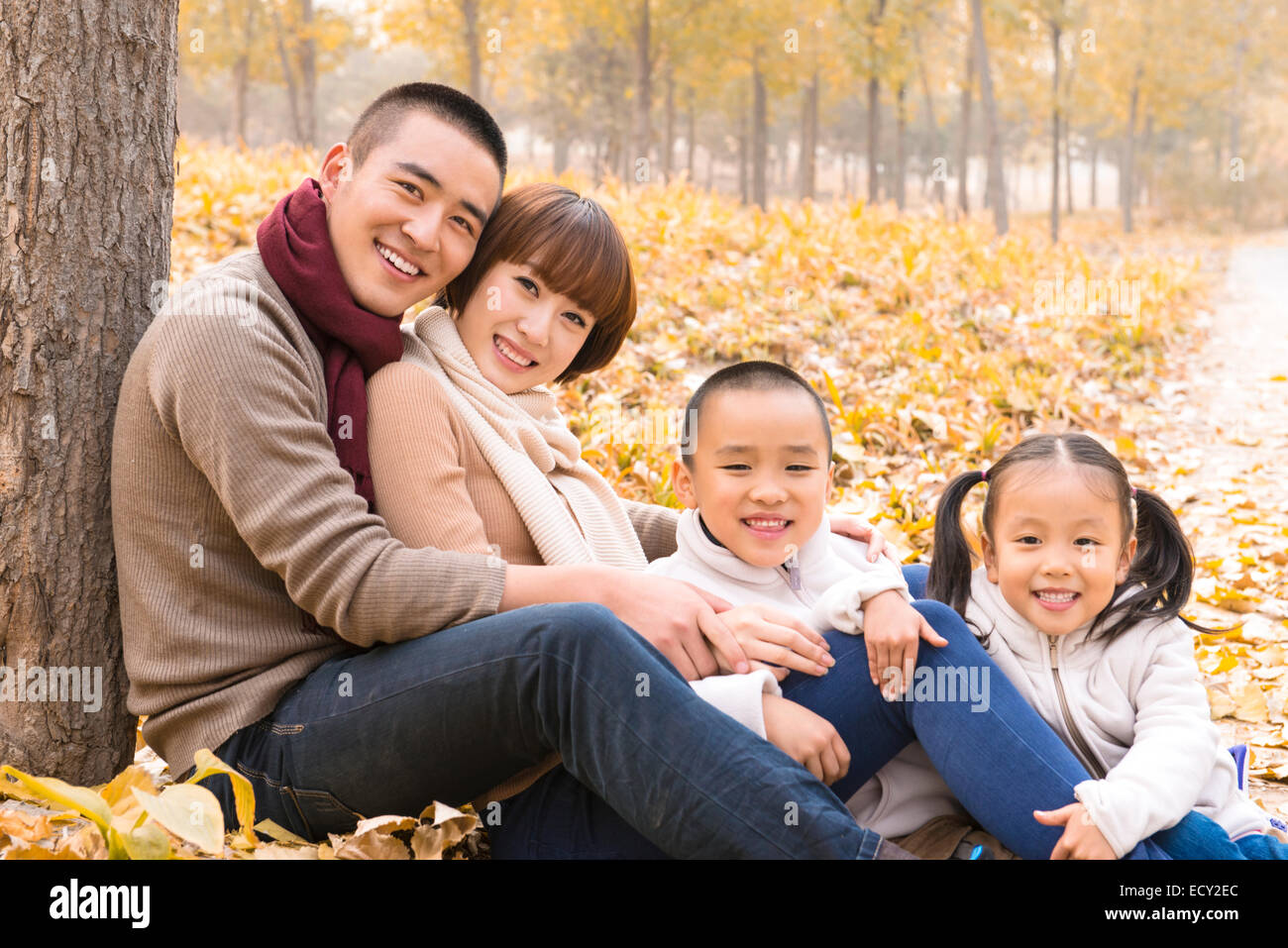 Familia con dos niños en el parque Foto de stock
