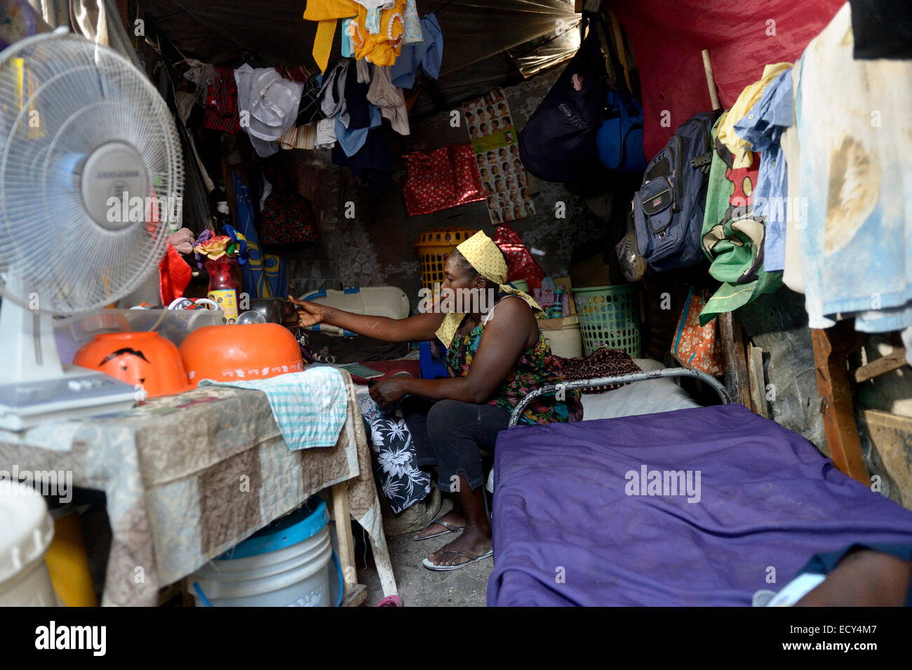 La mujer, de 40 años, en los cuarteles, campamentos de refugiados por el terremoto Camp Icare, 5 años después del terremoto de 2010, Fort National Foto de stock