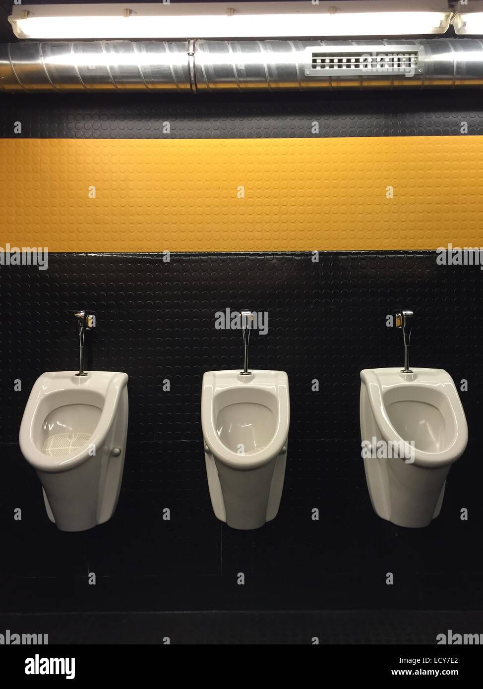 Los urinarios en hombres&#39;s habitación Foto de stock