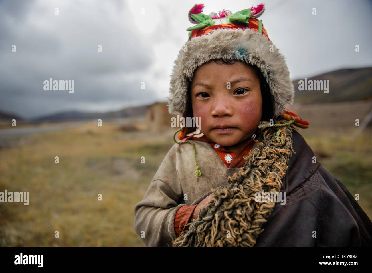 Niño tibetano vistiendo ropas tradicionales, provincia de Sichuan, China Foto de stock