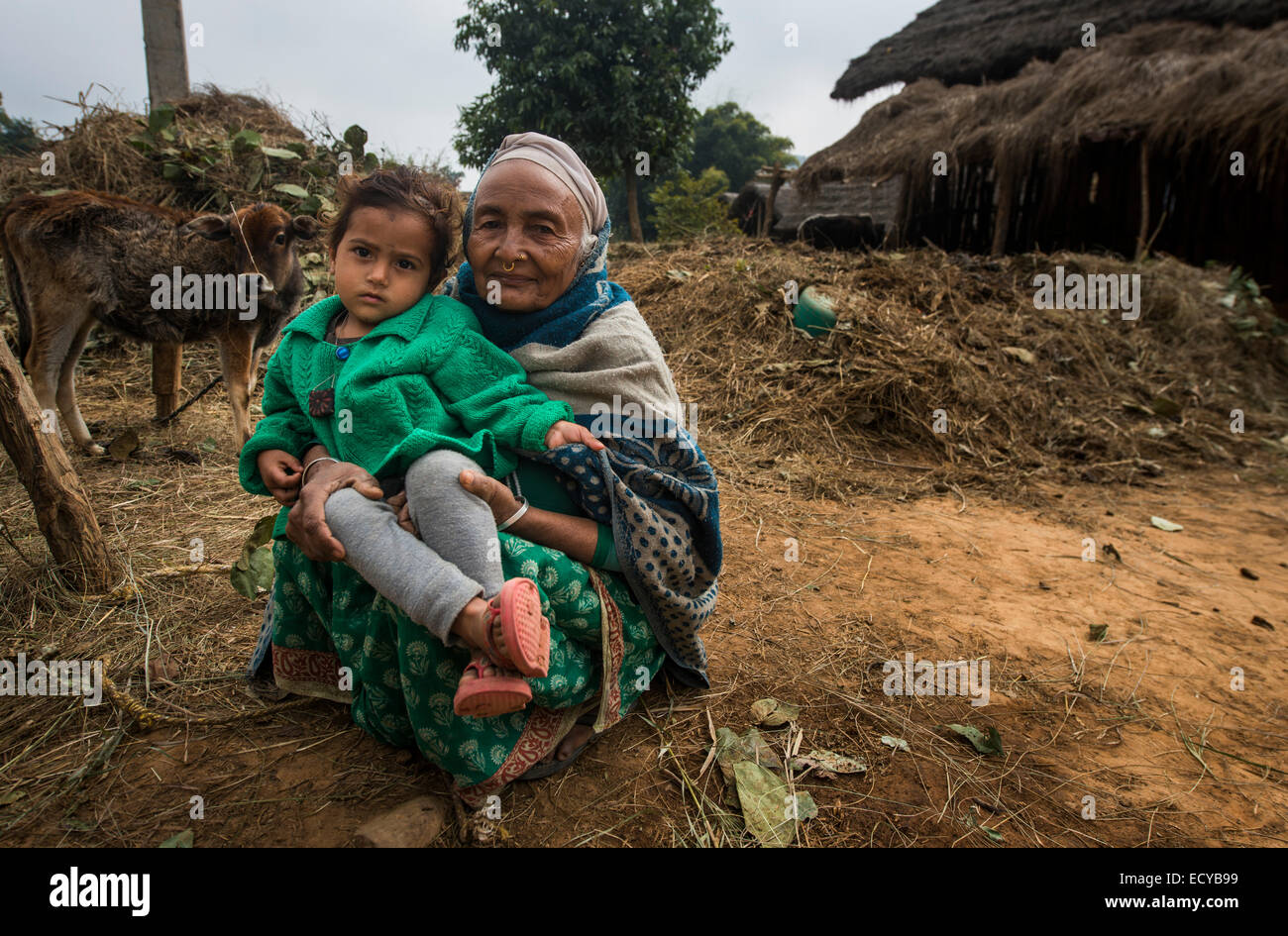 Abuela y nieta en aldea nepalesa, Western Terai, Nepal Foto de stock