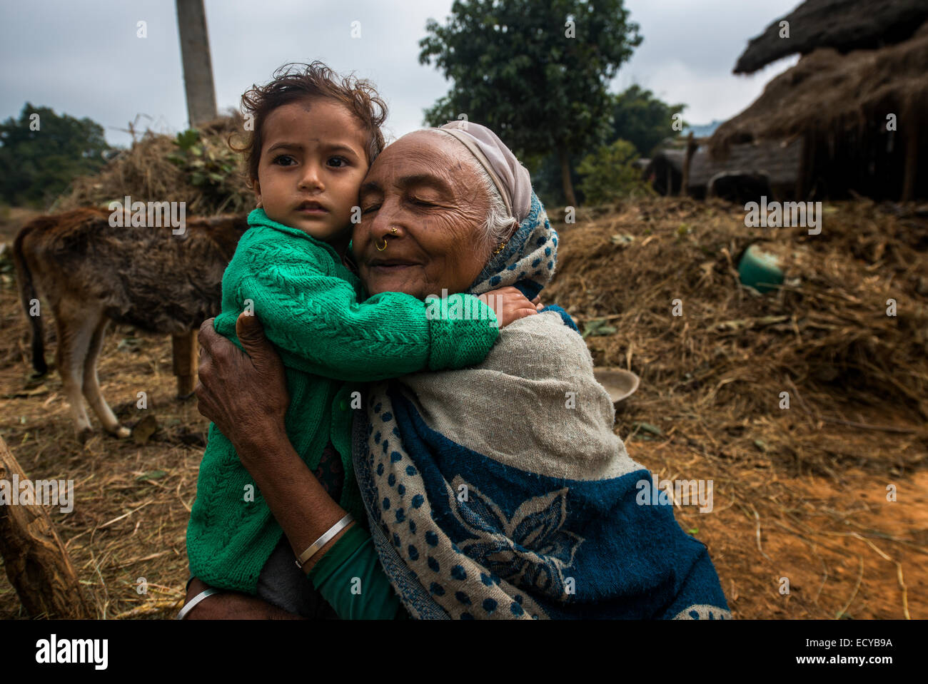 Abuela y nieta en aldea nepalesa, Western Terai, Nepal Foto de stock