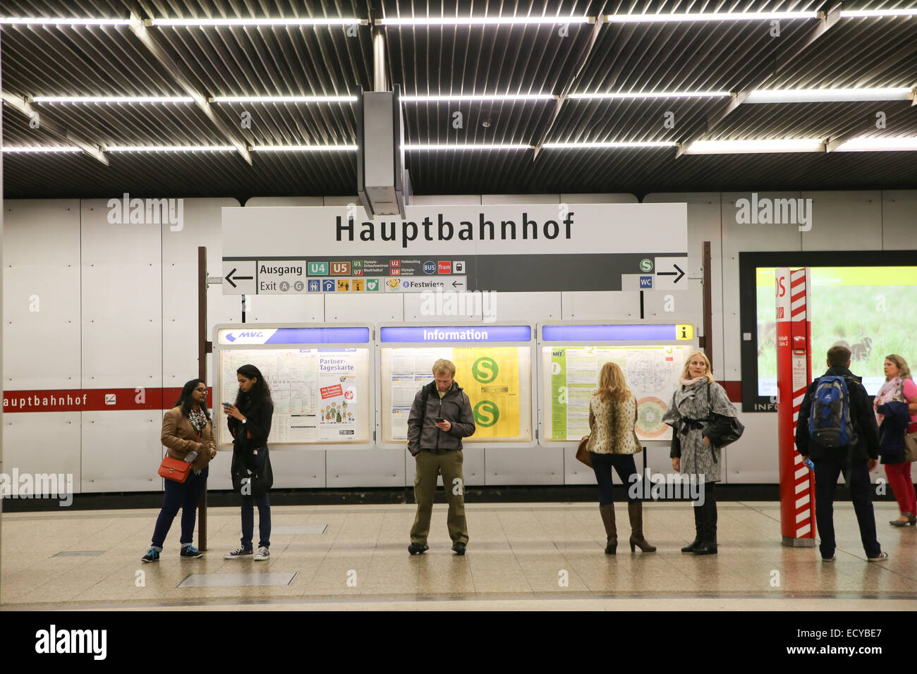 Munich Hauptbahnhof, la estación de metro subterráneo de la gente de la plataforma de pasajeros Foto de stock