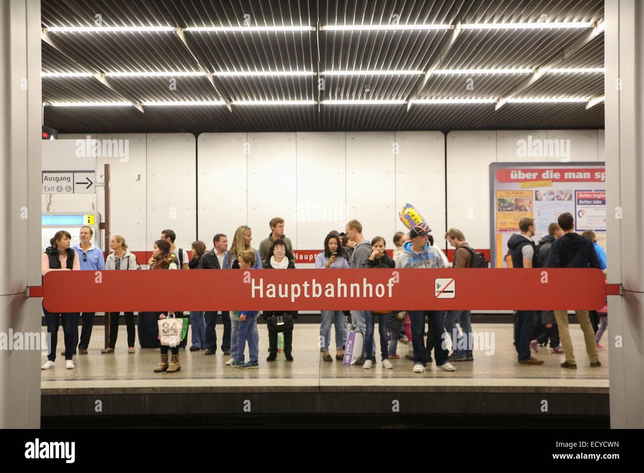 Multitud de personas esperando el metro tren Hauptbahnhof, la estación central de Munich Foto de stock