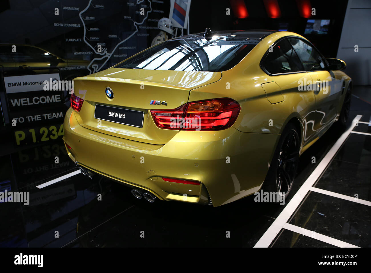 Amarillo sedán BMW M4 trasera Foto de stock