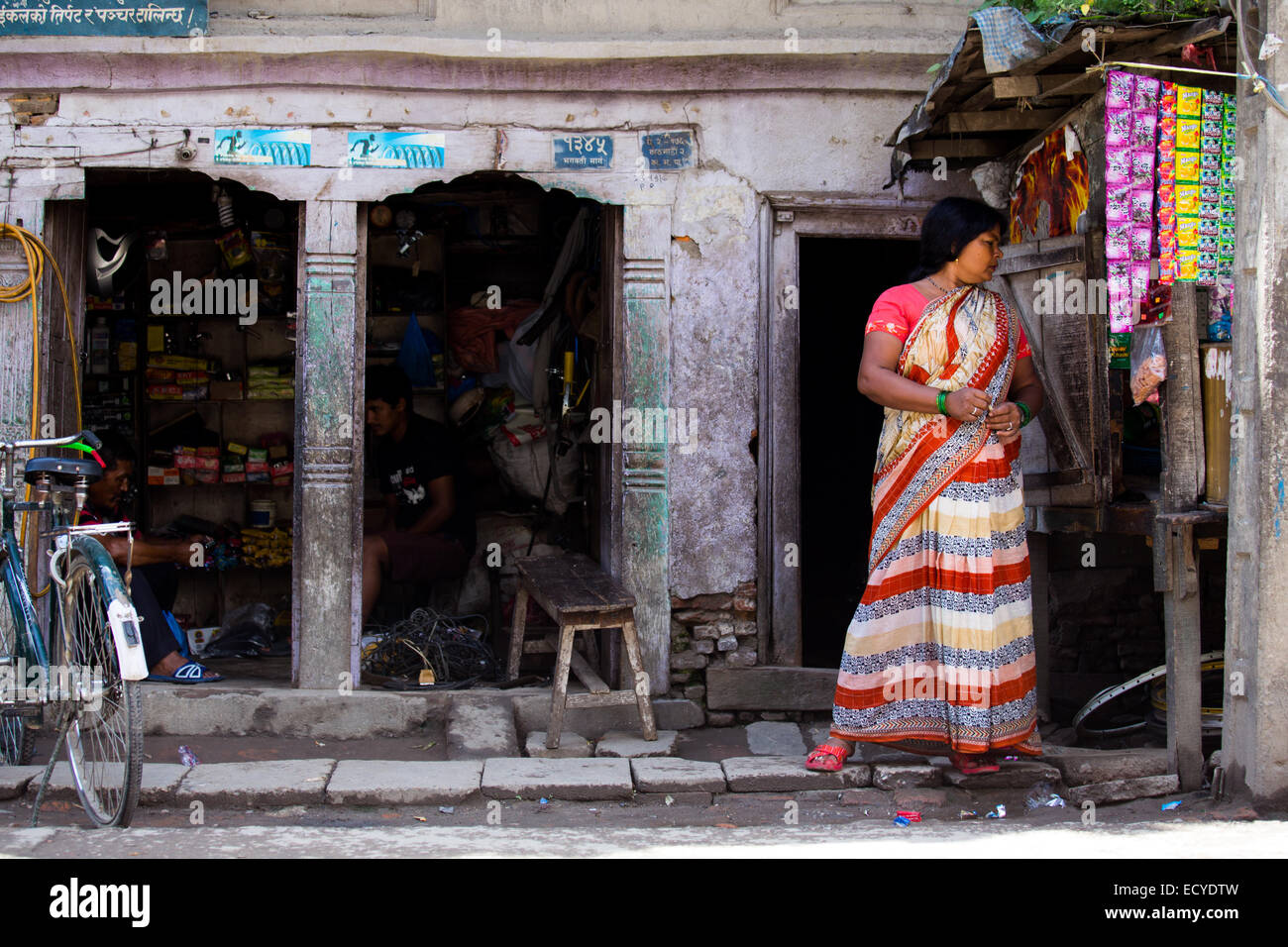 Mujer vendedor en una pequeña tienda en Katmandú, Nepal Foto de stock