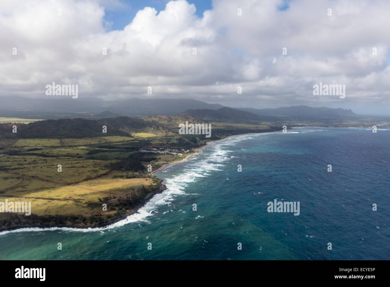 Antena de la línea de la costa de Kauai en las islas hawaianas. Foto de stock