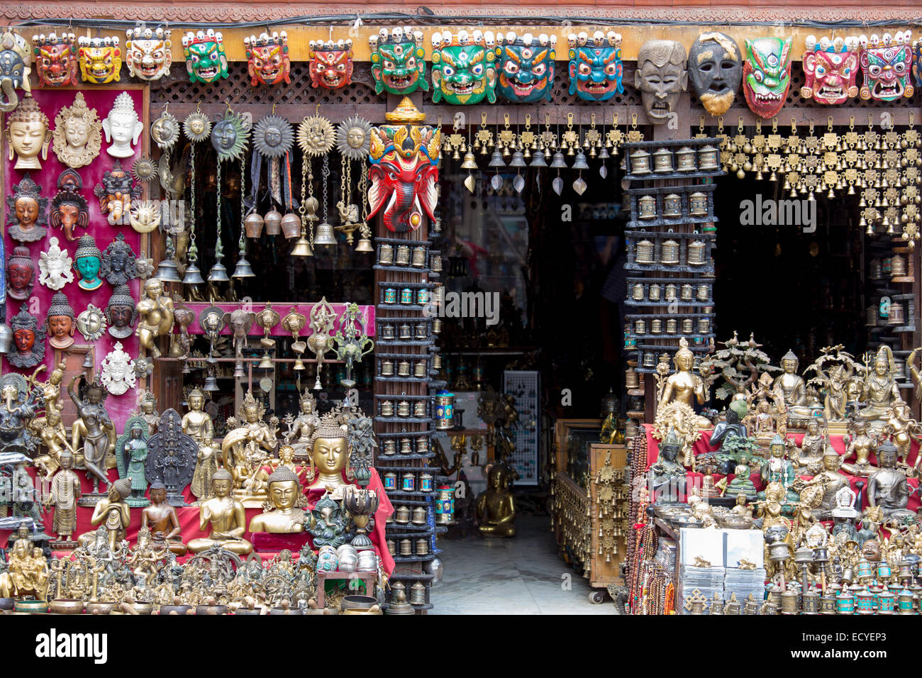 Tienda de recuerdos en el templo de Swayambhunath, Katmandú, Nepal Foto de stock