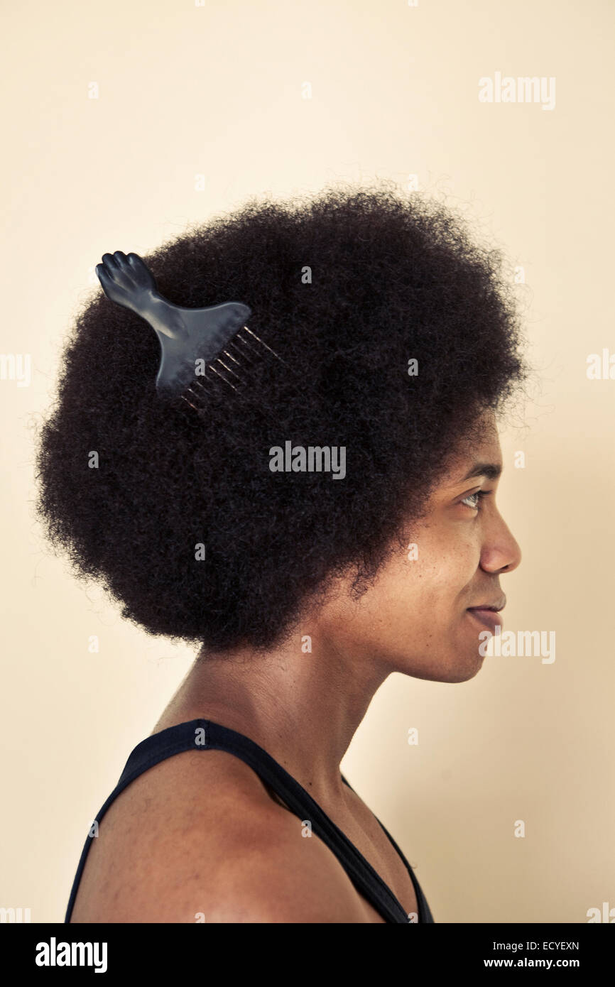 Hombre afroamericano vistiendo peine en el peinado afro Foto de stock