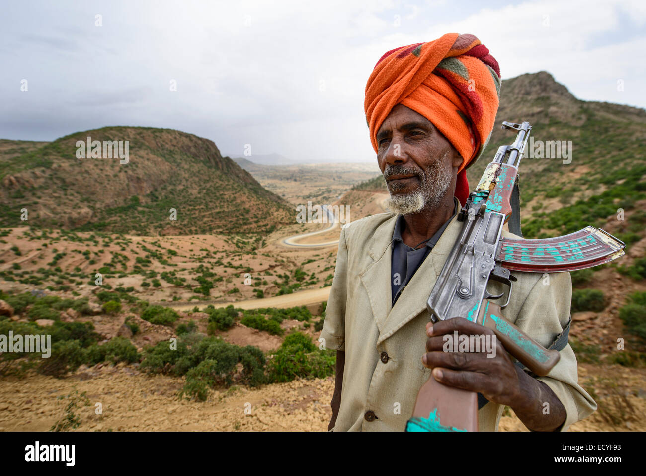 Los aldeanos voluntariamente proteger su tramo de tierra de los ataques de bandidos, montañas Simien, Etiopía Foto de stock