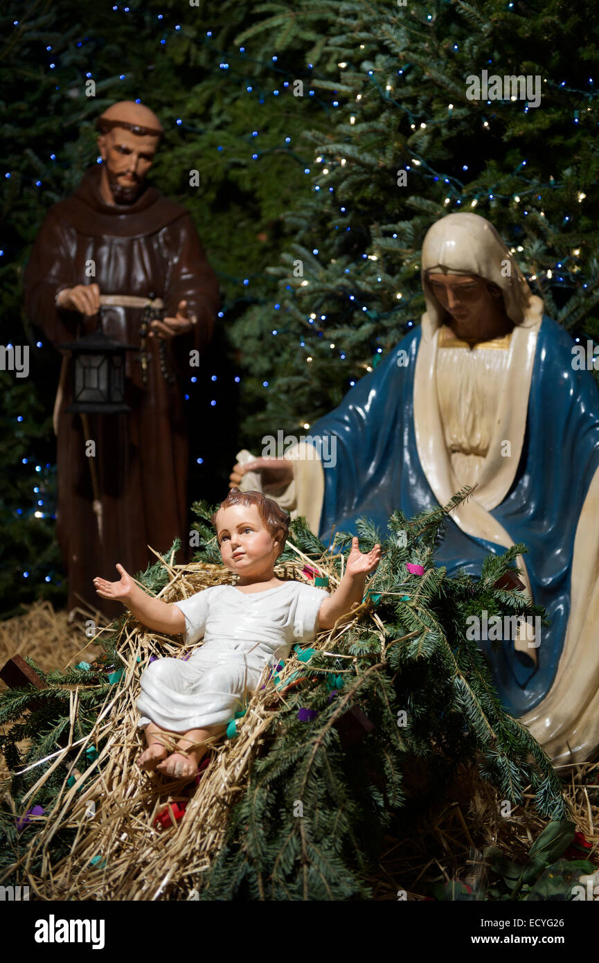 Pesebre Navideño Con María Y José Mirando Hacia Abajo Sobre El Niño Jesús En Su Pesebre 