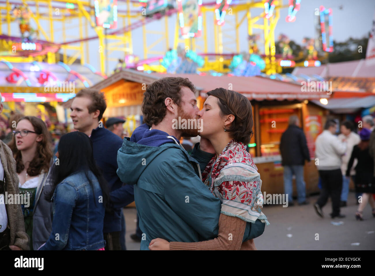 Hombre Mujer tradicional Oktoberfest besar pareja Munich Alemania Foto de stock